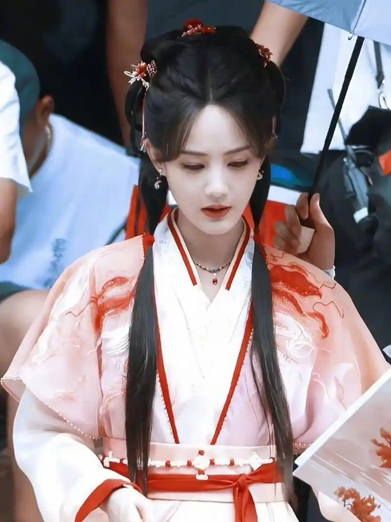 不得不说邓为李一桐曾舜唏得颜值,古装造型都好看.