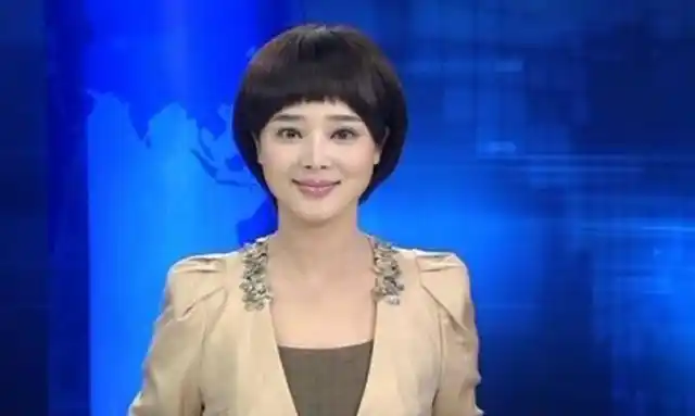 主持人胡蝶成央视颜值担当,对比15年前实习画面,模样变化明显