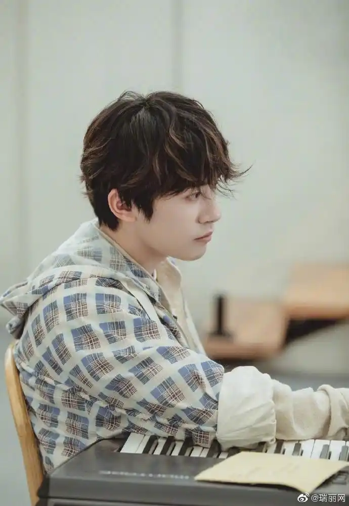 易烊千玺的tony老师为他设计了新发型?