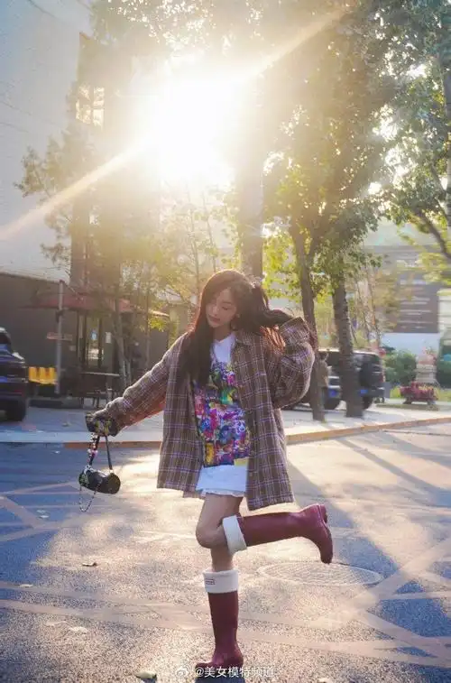 吴宣仪剪影写真长靴短裙穿搭可爱摆拍十分俏皮