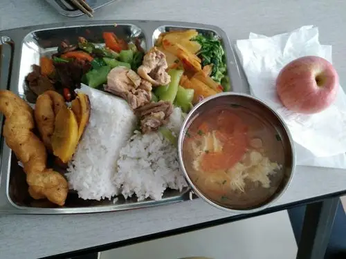 食堂的午餐依旧丰盛,有荤有素有汤有水果,营养均衡味道好.