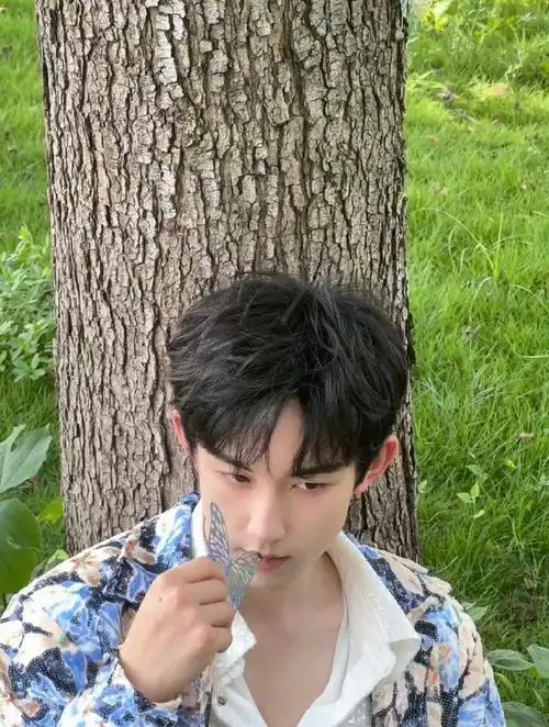 就这么水灵灵的发现郭俊辰巴掌脸了,一只小手挡住脸就没🉐分,从没想