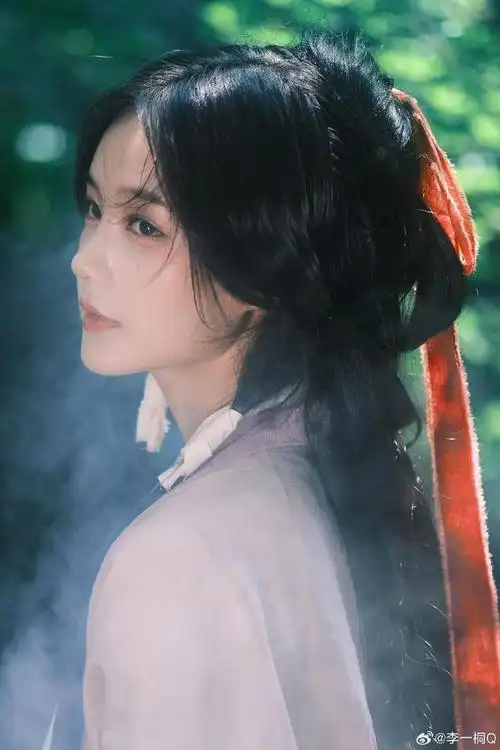 67李一桐红发带古装造型写真曝光 水边回眸温婉似画中人_佛搜网