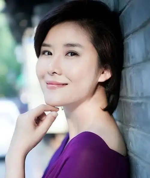 女主持人王宁近照,漂亮有气质!网友:王宁,才是目前央视一姐!_网易订阅