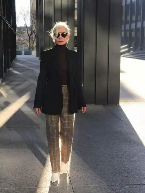 有一些人看到老人穿衣前卫潮水就会难以忍住多看,乃至还会赋予反目的