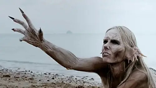 神秘美人鱼杀人无数,被人类引诱上岸,离开水立刻变成了美人鱼干