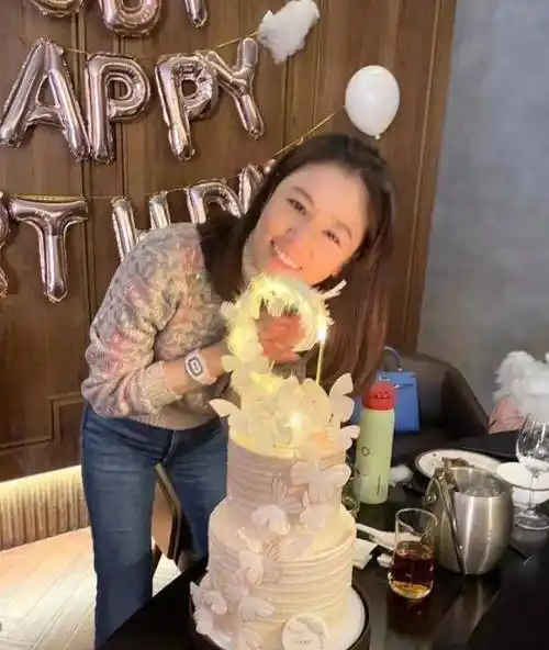 林心如生日造型真显老,戴百万手表像大妈,10岁肉眼可见鱼尾纹_时尚