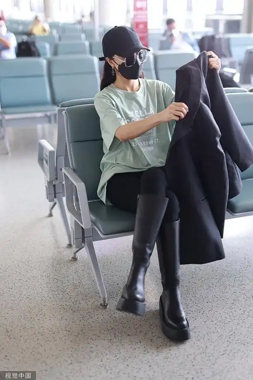 20 10:57:33 1 / 4 新浪娱乐讯 9月20日,上海,邓家佳现身机场.