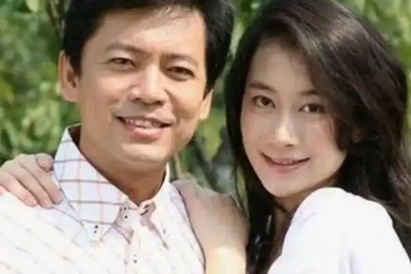 何政军和现任妻子范雨是在一次拍戏的过程中互相认识,何政军初识范雨