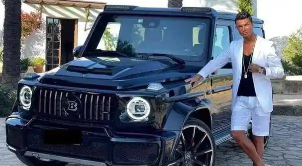 乔治娜自拍炫富,豪宅车库曝光!琳琅满目堪比车展,c罗太有钱