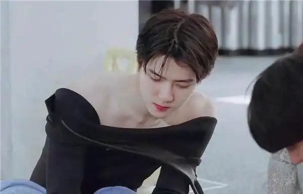 吴世勋上综艺露肩膀,又欲又撩的名品身材,脸蛋天才颜值回春