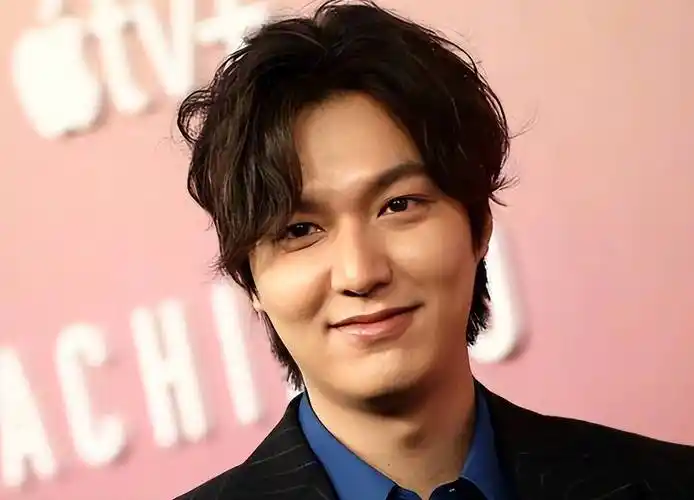 36岁李敏镐最新生图不敢认,脸部浮肿像大叔,疑整容后遗症爆发_网友