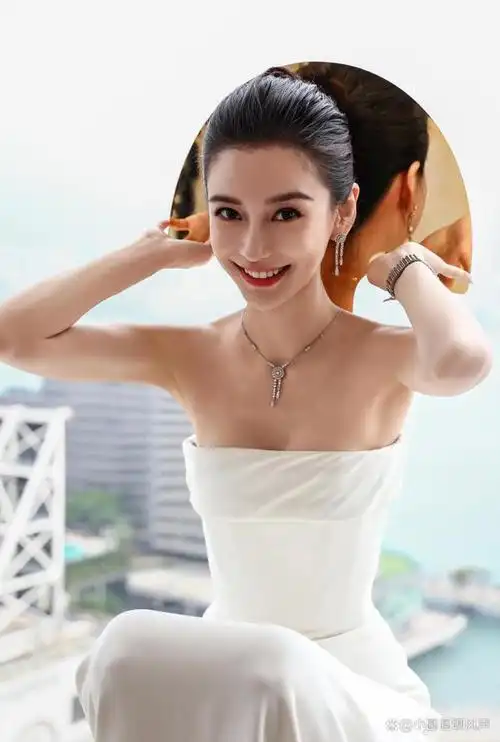 杨颖白色抹胸裙惊艳影视展,宛如仙子清新脱俗,影视新星再添华彩