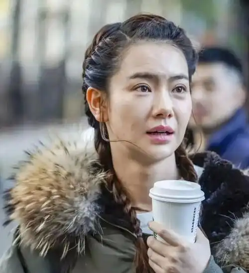 戚薇拍戏被偶遇,路人镜头下皮肤略显粗糙,36岁状态有点显老|美颜_网易