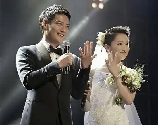 周迅窦靖童被爆领证 工作人员表情包回应