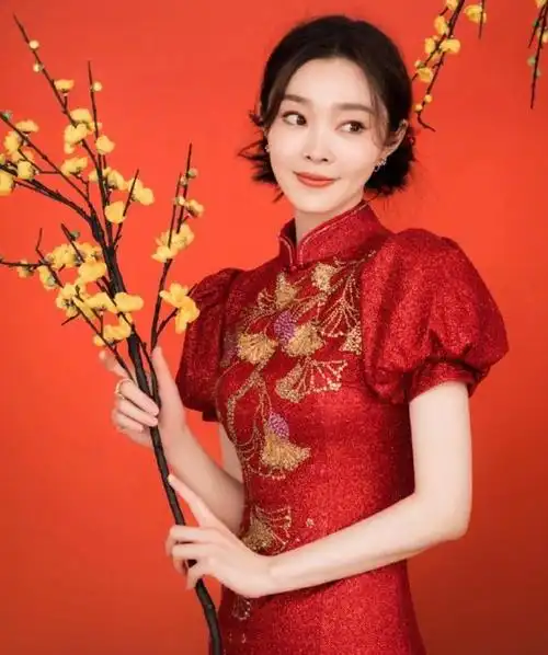 宋轶春晚旗袍造型太养眼!穿喜庆旗袍给网友拜年,笑容_