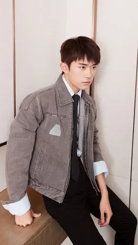 易烊千玺牛仔外套清新帅气写真手机壁纸