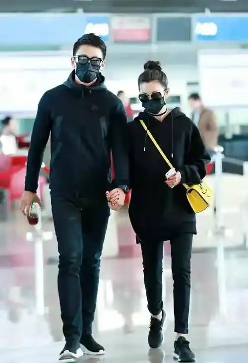 李冰冰和小16岁男友出行穿黑色情侣装减龄又恩爱真是人生赢家