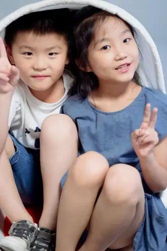 关系超好的姐弟俩