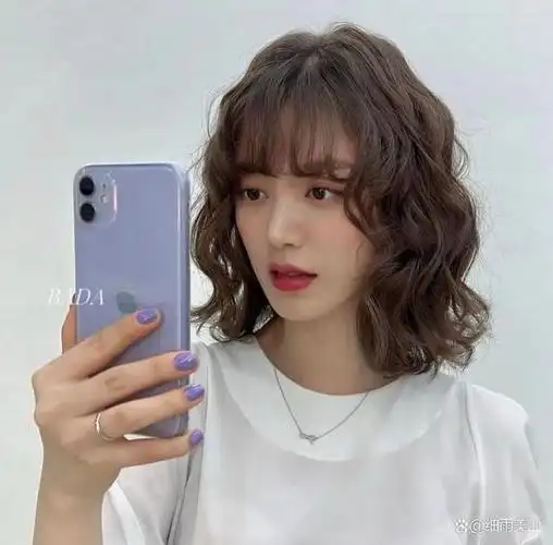 如果烫泡面卷的那种小卷不敢尝试,可以选择烫法式卷,日常百搭又减龄