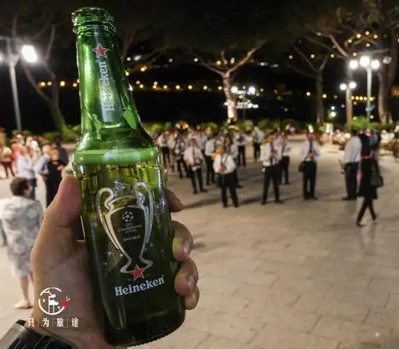 晚上十点半了,路边喝酒聊天的人们还没有要散去的意思.