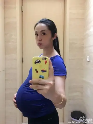 姚晨还加入了 芭莎百日炫"腹"计划,大着肚子的各种街拍,真的是让人又
