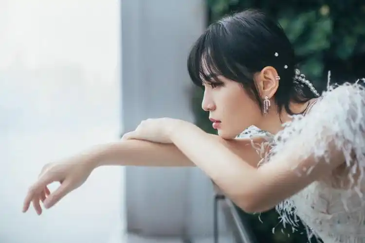 简介:周笔畅白色羽毛礼裙性感写真,分享一组周笔畅图片给大家,图中的