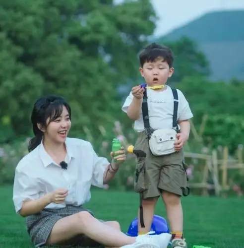 真不信谭松韵30岁,看她穿白衬衫和小孩在一起时,就是18少女