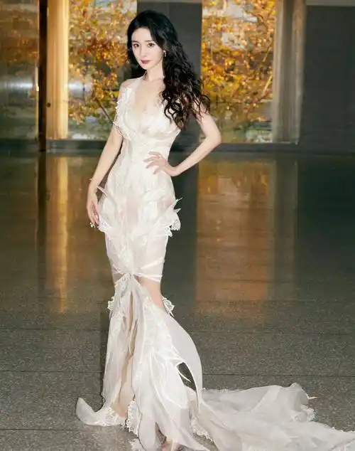 杨幂两天三套高定礼服,身材好到爆,完美回应"油腻大妈"嘲讽_穿着_白色