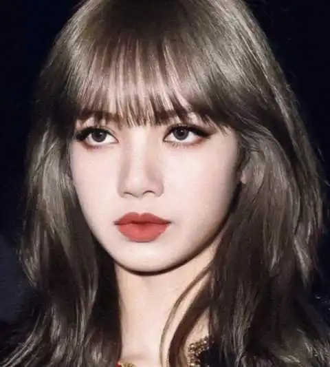 从lisa以前的照片可以看出当时的她还流露着一丝土气,五官也没有现在