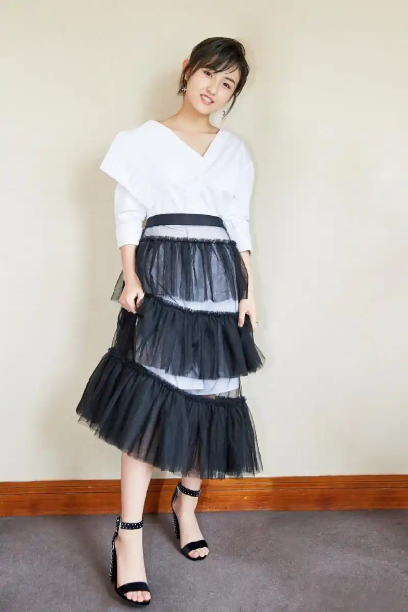 张子枫黑色高跟凉鞋,如夜空中的明星,闪耀且迷人.