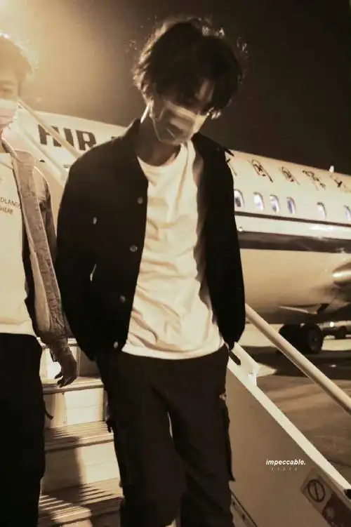 踩着21岁尾巴回家,又拽又a的长发凯汁好迷人@tfboys-王俊凯#王俊凯二