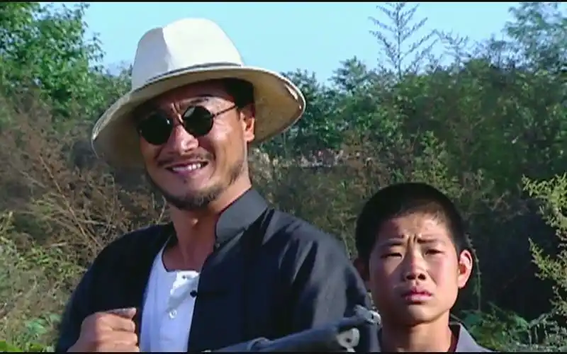 小兵张嘎:嘎子大哥枪法太准,一枪打掉汉奸帽子,被当场吓尿