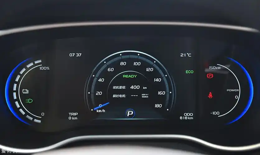 充满电之后,吉利帝豪ev450仪表盘上显示的剩余续航里程为400km.