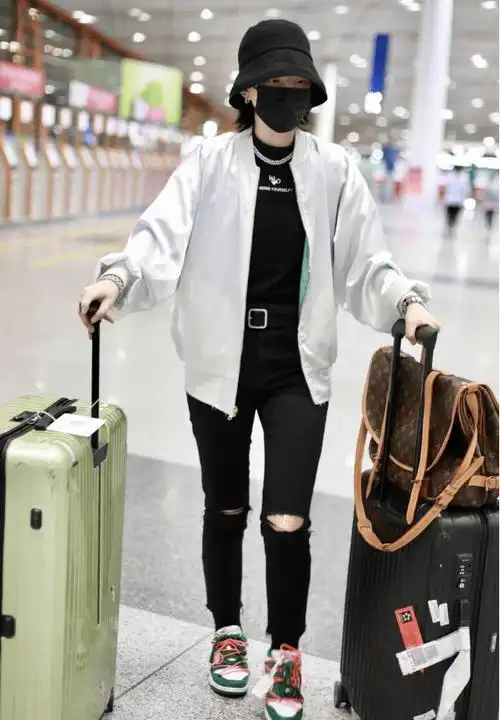 李斯丹妮真有"男友感",肥大短袖搭五分裤,又帅又酷让人着迷_中性_造型