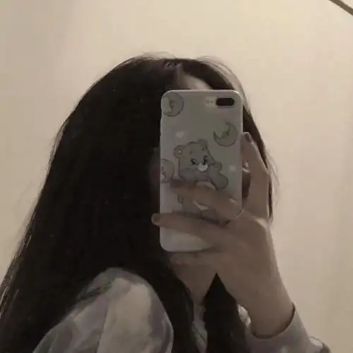 拿手机女头,自拍挡脸:与人间寥寥月色,长眠一场