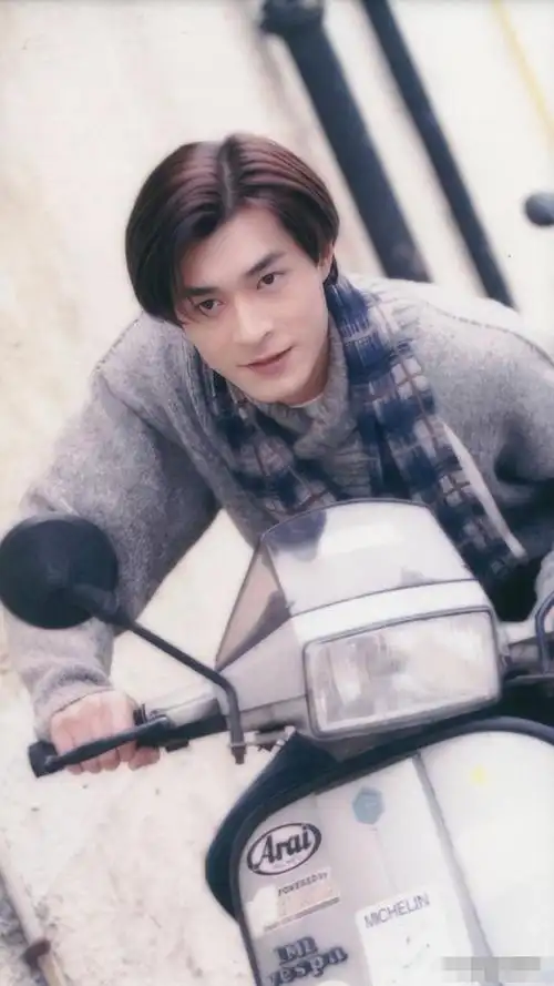 但这些角色没什么挑战性,再加上自己很不想化妆,于是古天乐索性美黑了