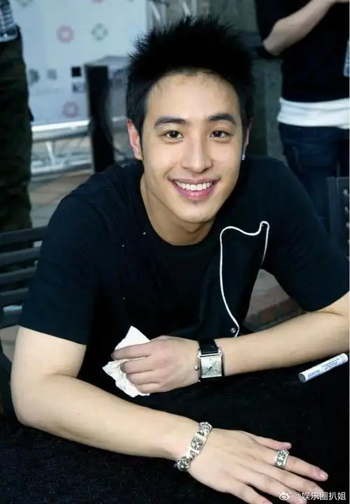 潘玮柏貌似减肥成功瘦了之前还是个肥仔来着