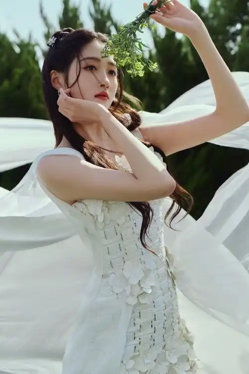 礼服,立体花朵,飘逸长纱… 明媚优雅身姿,长腿优势尽显~  #关晓彤白纱