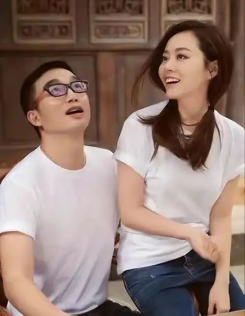 张靓颖也凭此出道,在年总决赛中获得季军,冠军是李宇春,亚军是周笔畅