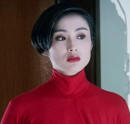 张敏在逃学威龙系列中的短发形象哪个最美