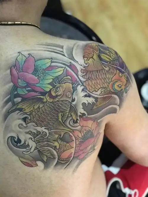 半背鲤鱼荷花_纹身图案手稿图片_李默的纹身作品集