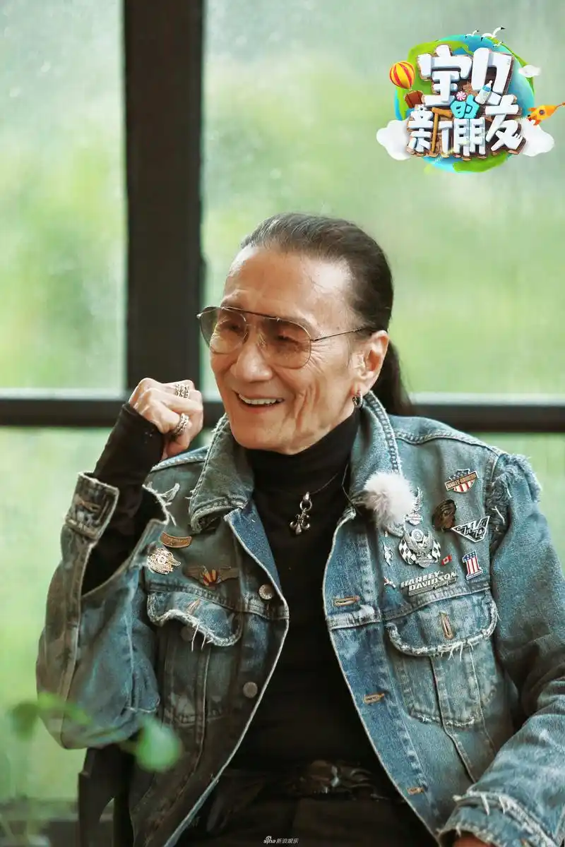 组图:81岁谢贤牛仔外套搭墨镜时尚帅气 满面笑容状态好