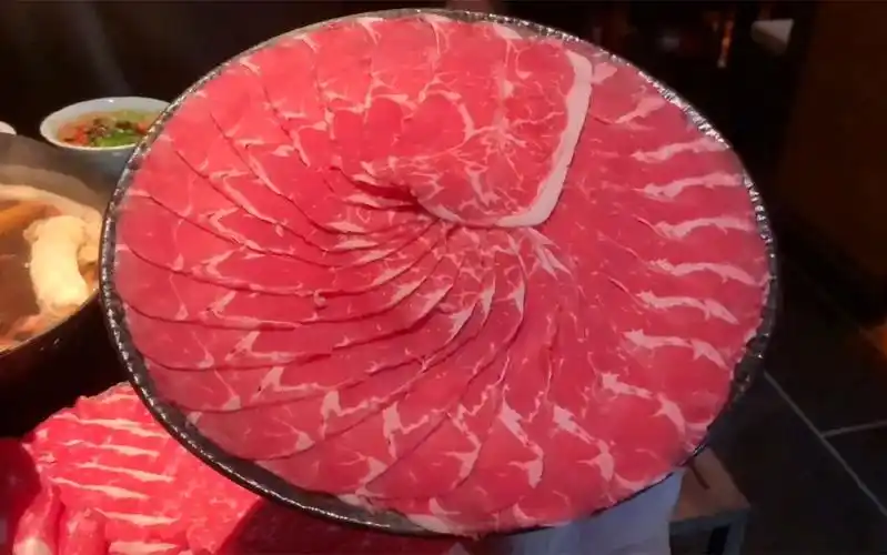 吃和牛火锅一人咥一斤牛肉,肉摆盘真漂亮,强迫症看了都舒服,人均110吃