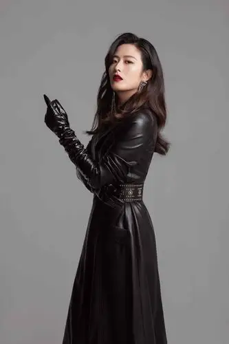 徐百慧"霸总版"港风大片释出 飒爽满分气场十足