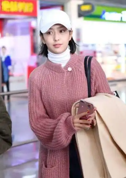 佟丽娅现身机场,网友:一身粉色土爆了!