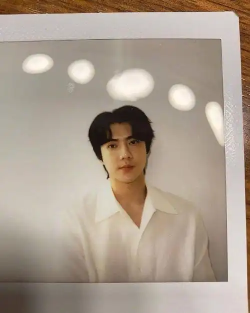 十有八九也是剧透系列世勋白色衬衫干练拍立得照释出