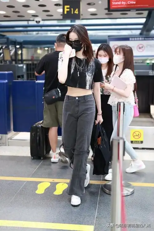 街拍张艺凡黑色短上衣搭烟灰色牛仔裤率性街头风