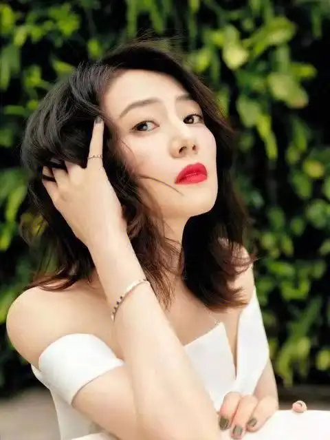 高圆圆身穿白色连衣裙知性优雅