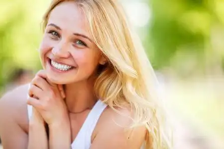 外国美女微笑图片